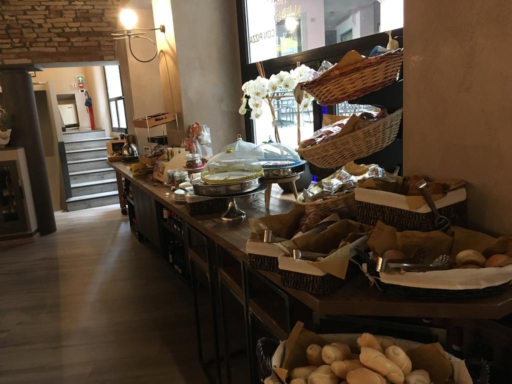 Alessi Hotel Trattoria Desenzano del Garda Dış mekan fotoğraf